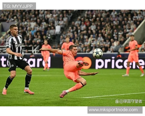 罗马诺透露莱万冬窗留队愿意与巴萨续约的最新消息